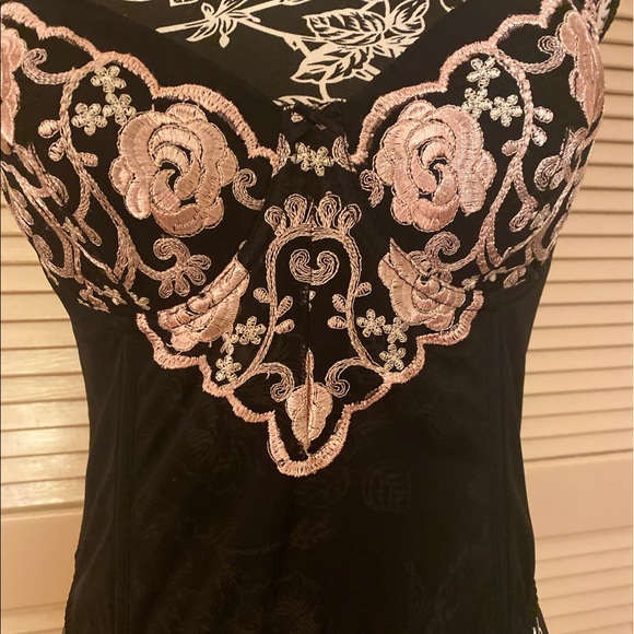 Black with Pink Rose Embroidered Bustier Corset Size 36C - Picture 2 of 7